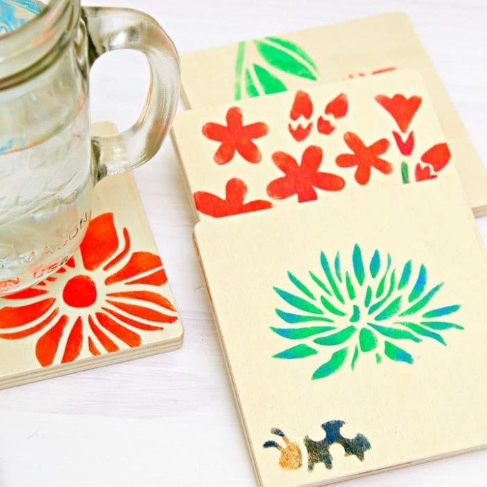 Stencil-colorful-floral-designs-on-wood-coasters_thumb.jpg