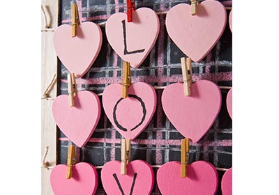 Hanging Hearts Valentine Plaque